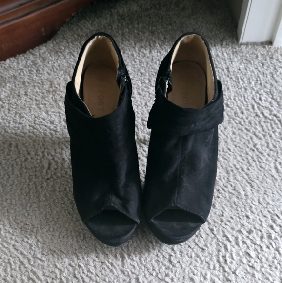 Womens black bootie heels. Size 8 - Picture 3 of 4